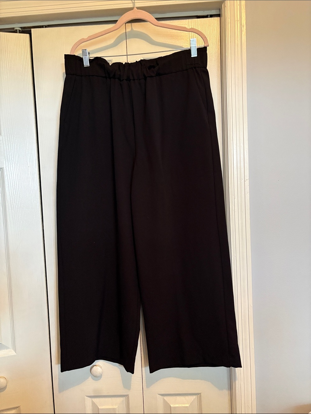 Women's Black Wide Leg Crop Pants - Elastic Waist